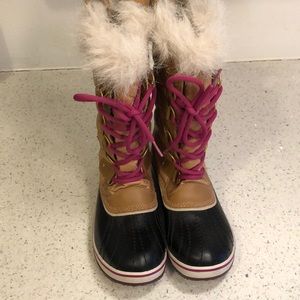 Sorel winter boots with pink laces